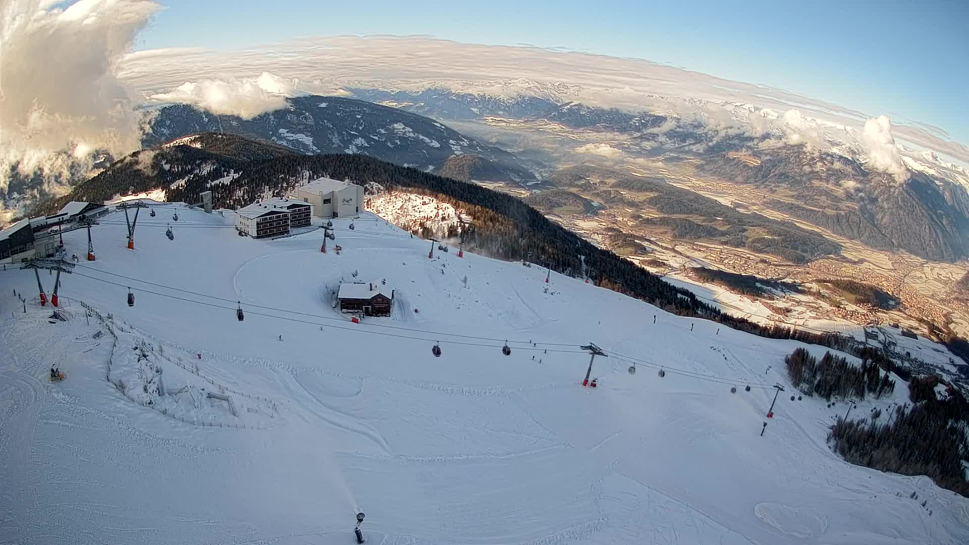 Cima estación de esquí Kronplatz | vista hacia Brunico