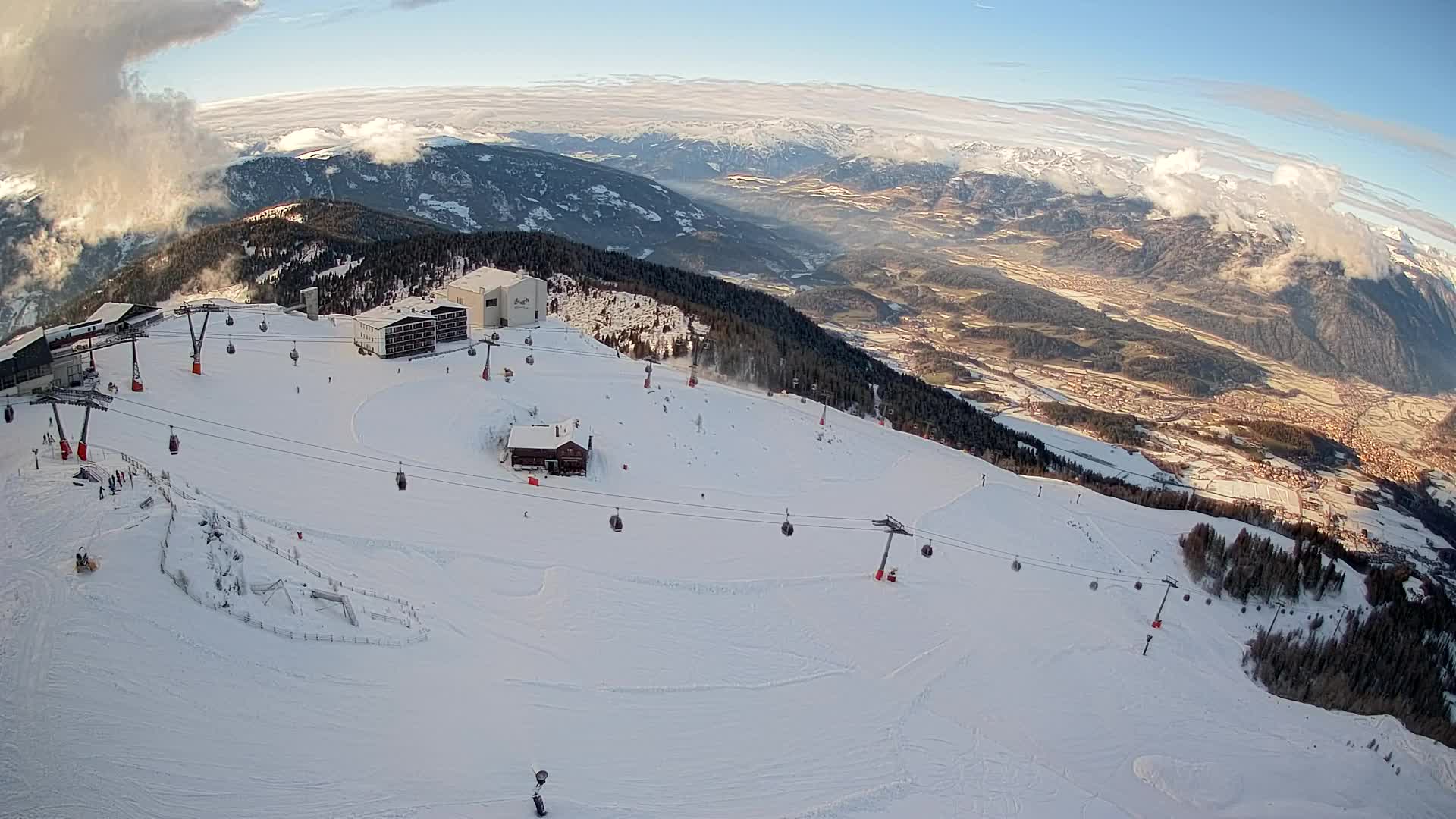 Cima estación de esquí Kronplatz | vista hacia Brunico
