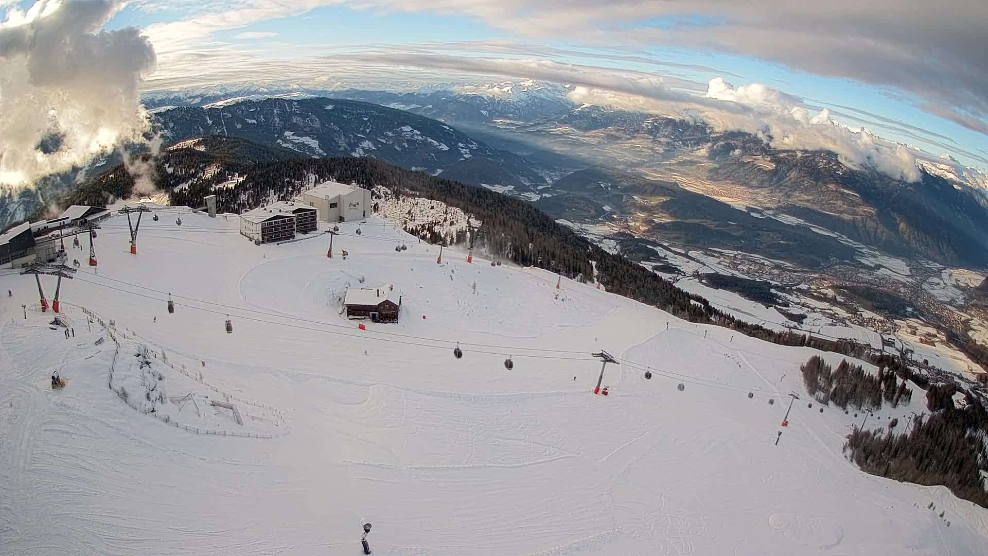 Cima estación de esquí Kronplatz | vista hacia Brunico