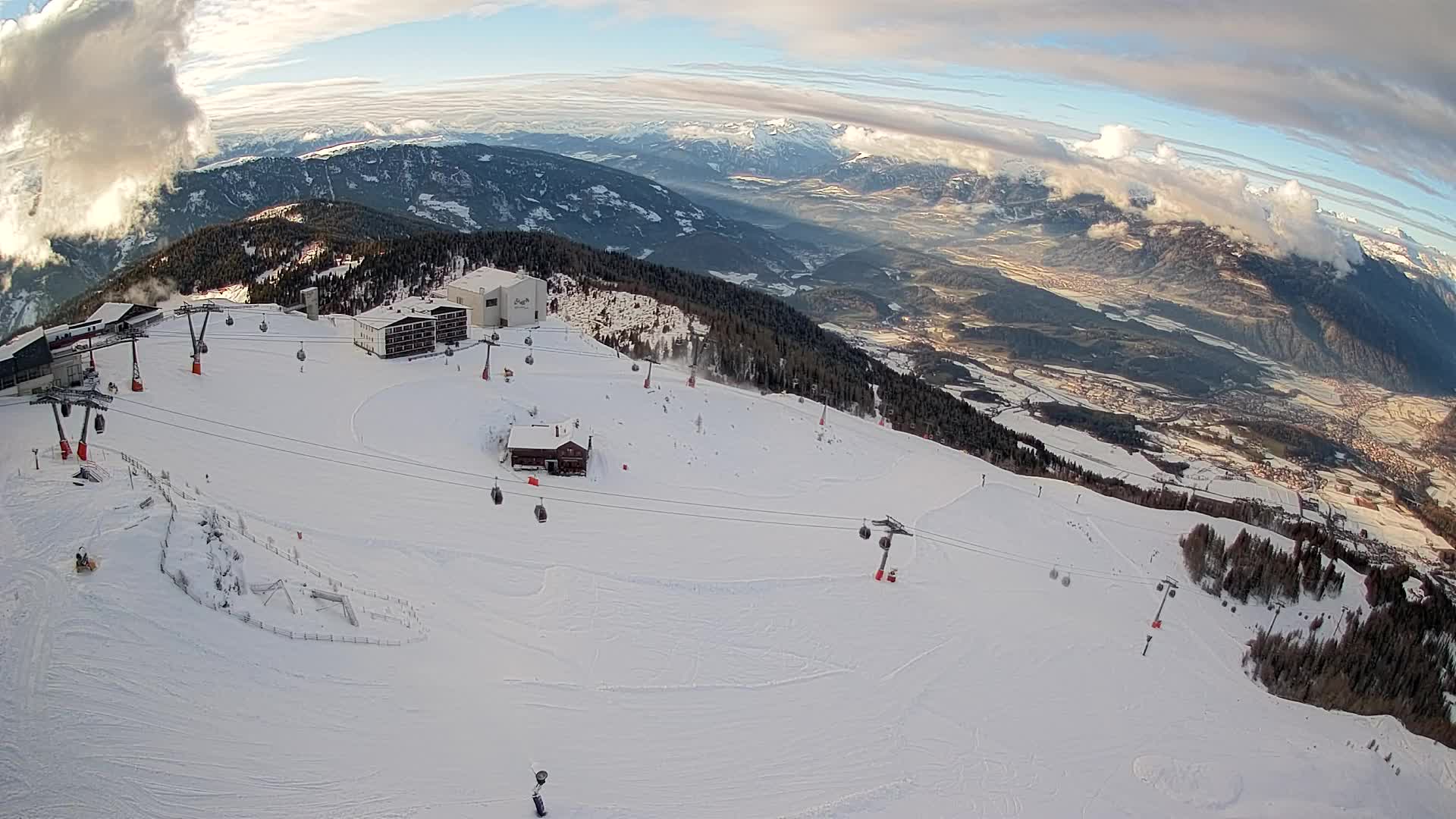 Cima estación de esquí Kronplatz | vista hacia Brunico