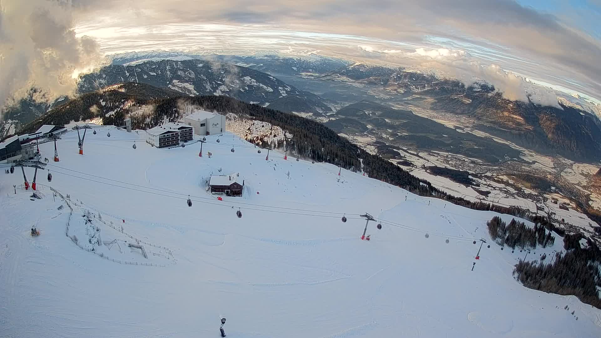 Cima estación de esquí Kronplatz | vista hacia Brunico