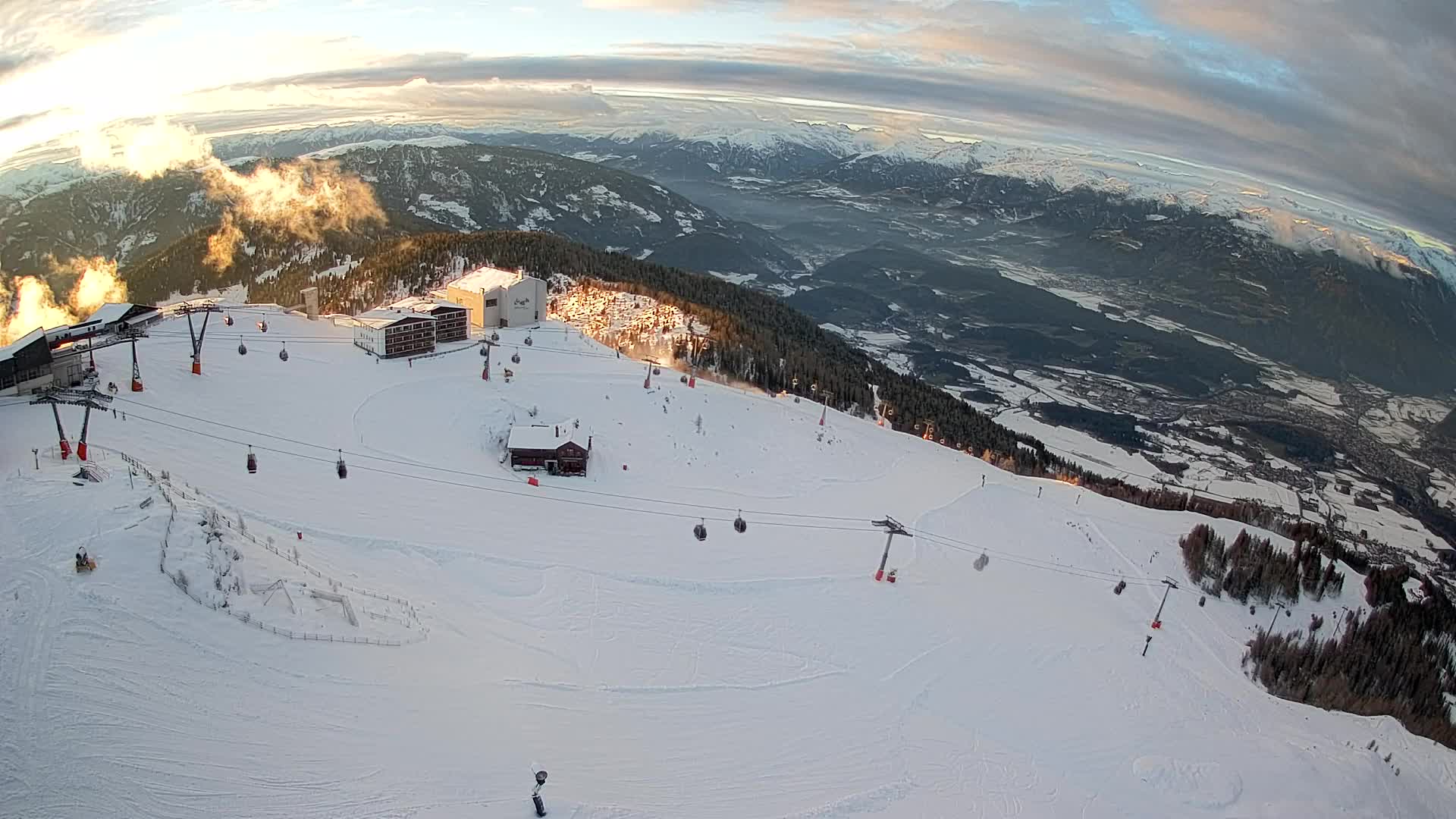 Cima estación de esquí Kronplatz | vista hacia Brunico