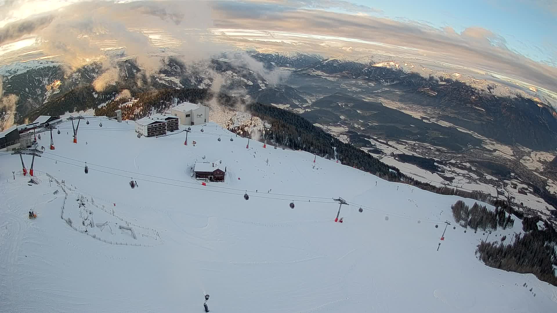 Cima estación de esquí Kronplatz | vista hacia Brunico