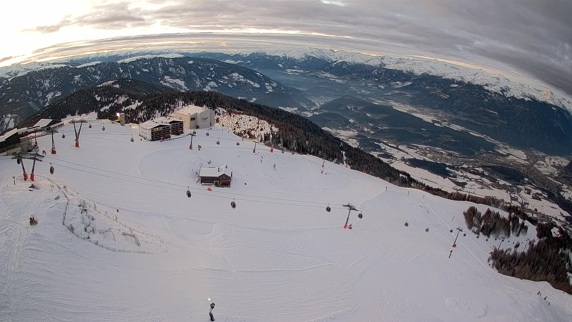 Cima estación de esquí Kronplatz | vista hacia Brunico