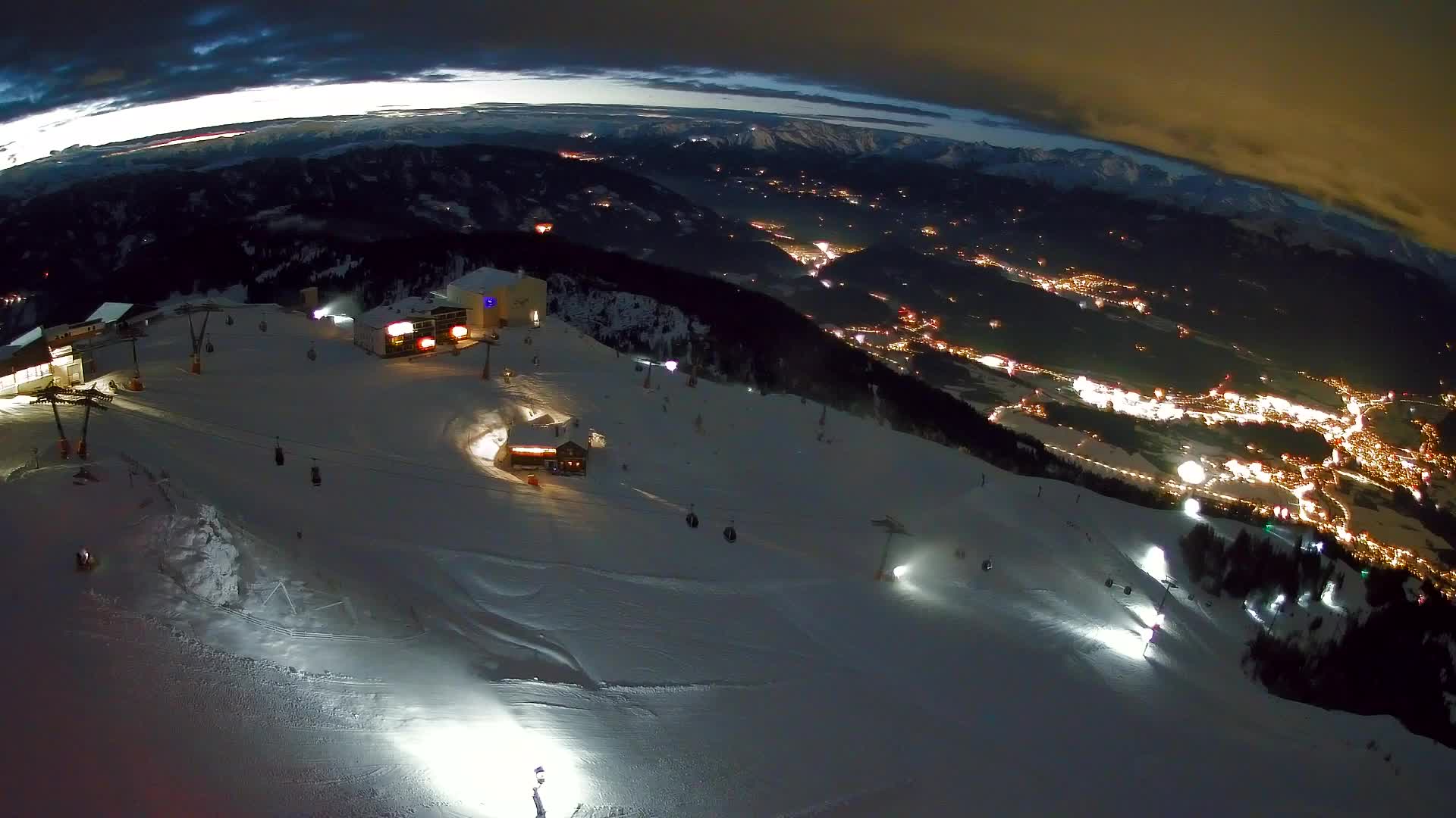 Cima estación de esquí Kronplatz | vista hacia Brunico