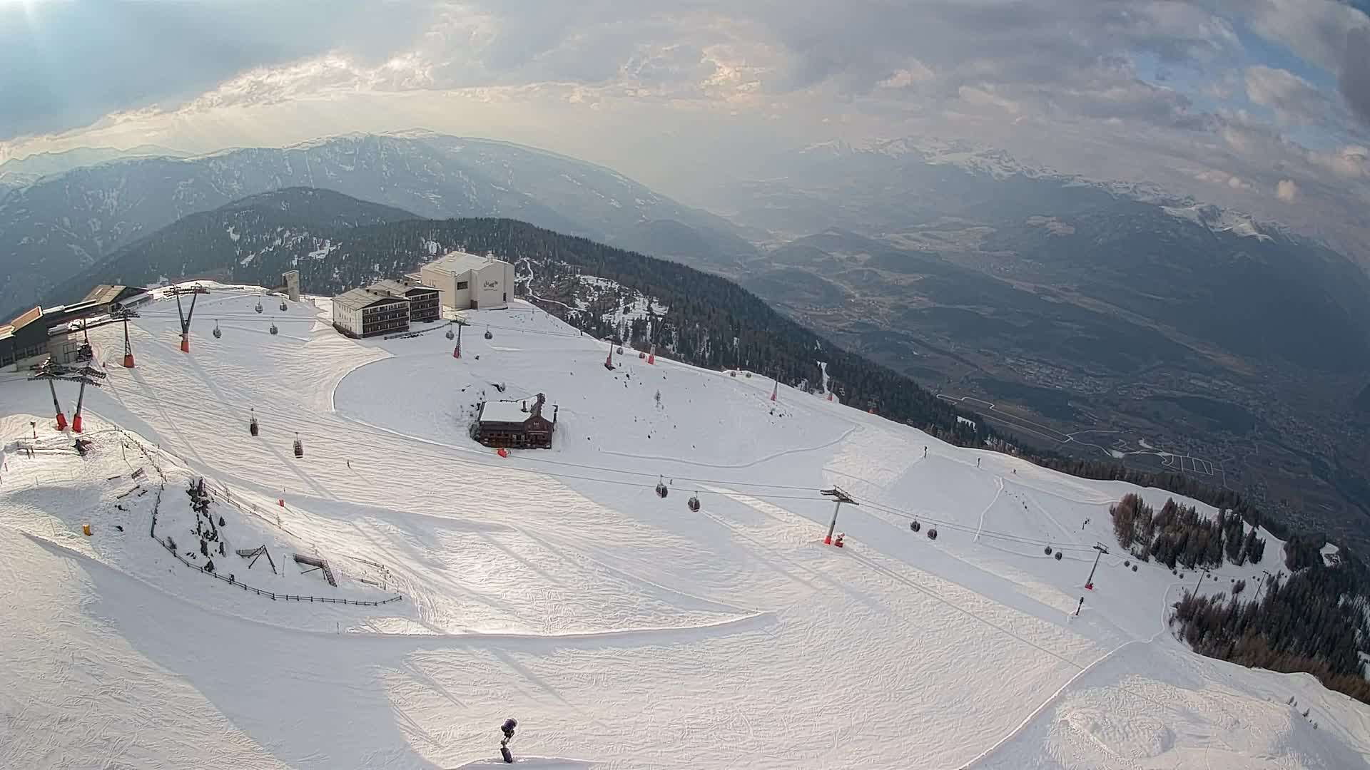 Cima estación de esquí Kronplatz | vista hacia Brunico