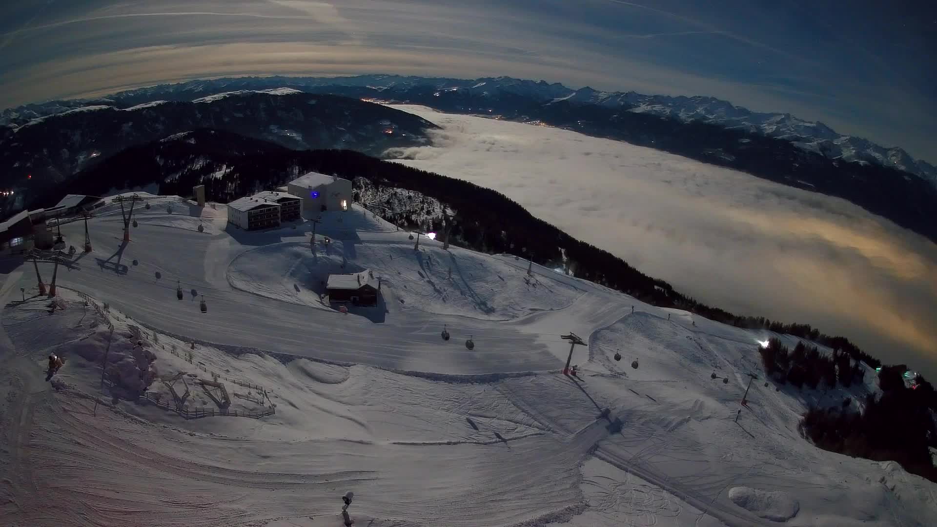 Cima estación de esquí Kronplatz | vista hacia Brunico