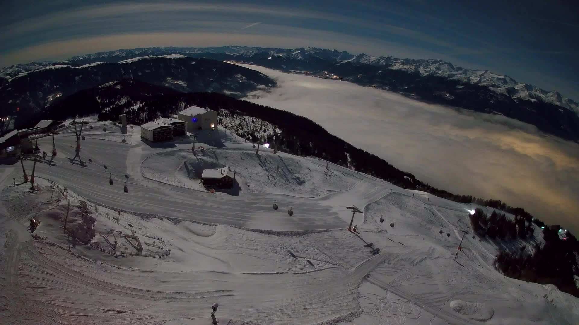 Cima estación de esquí Kronplatz | vista hacia Brunico