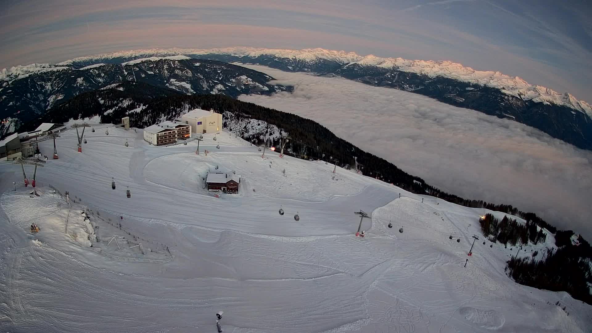 Cima estación de esquí Kronplatz | vista hacia Brunico
