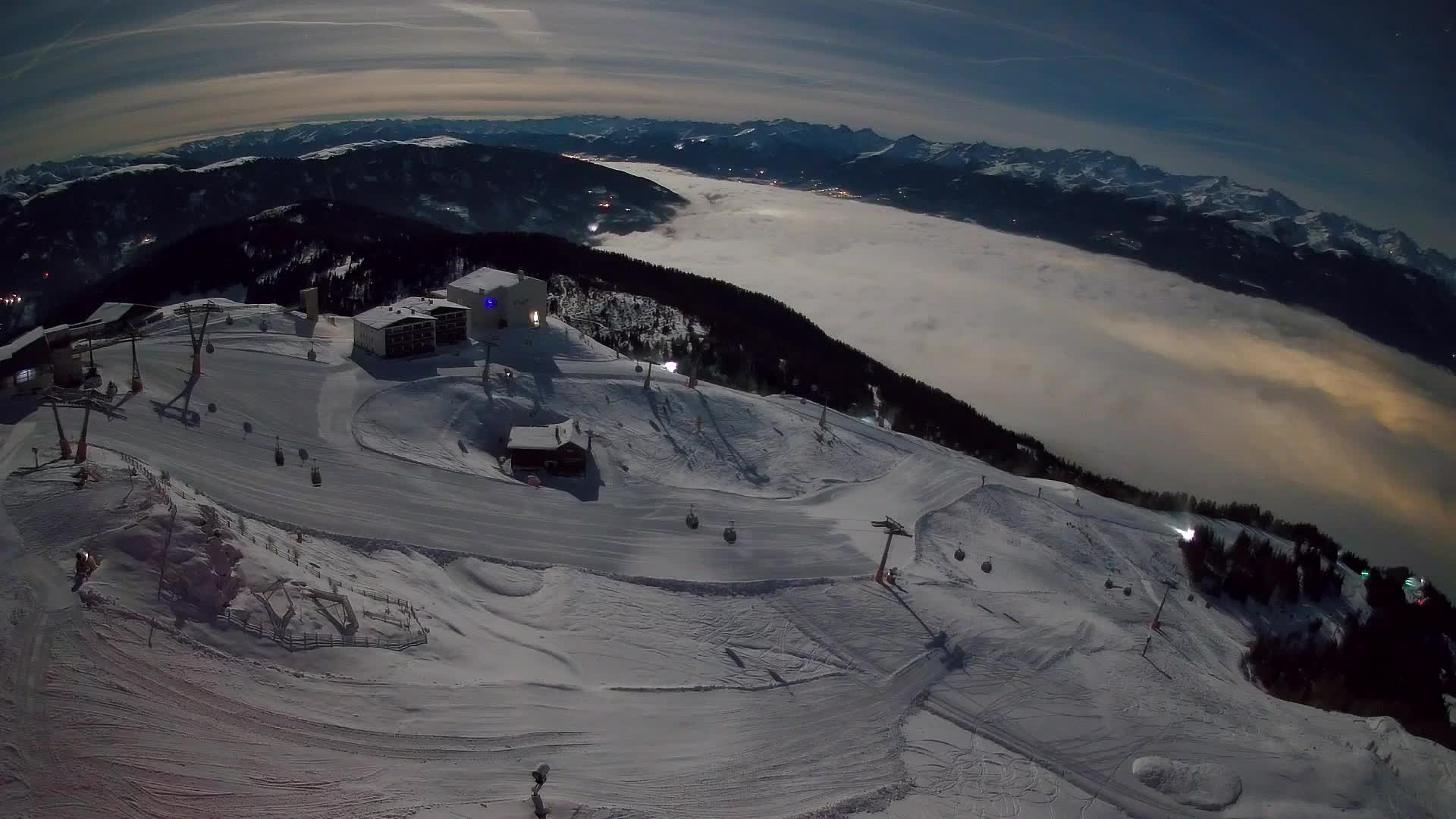Cima estación de esquí Kronplatz | vista hacia Brunico