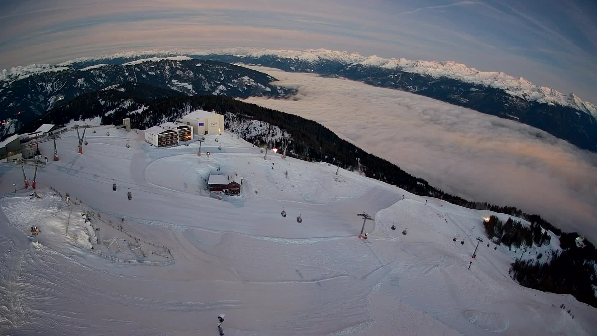 Cima estación de esquí Kronplatz | vista hacia Brunico