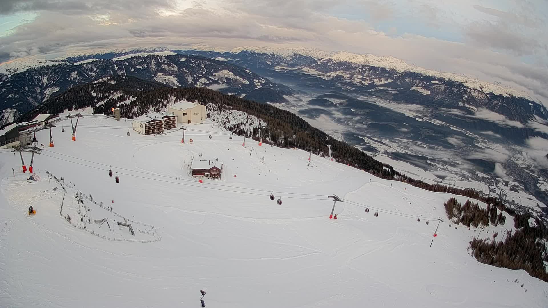 Cima estación de esquí Kronplatz | vista hacia Brunico