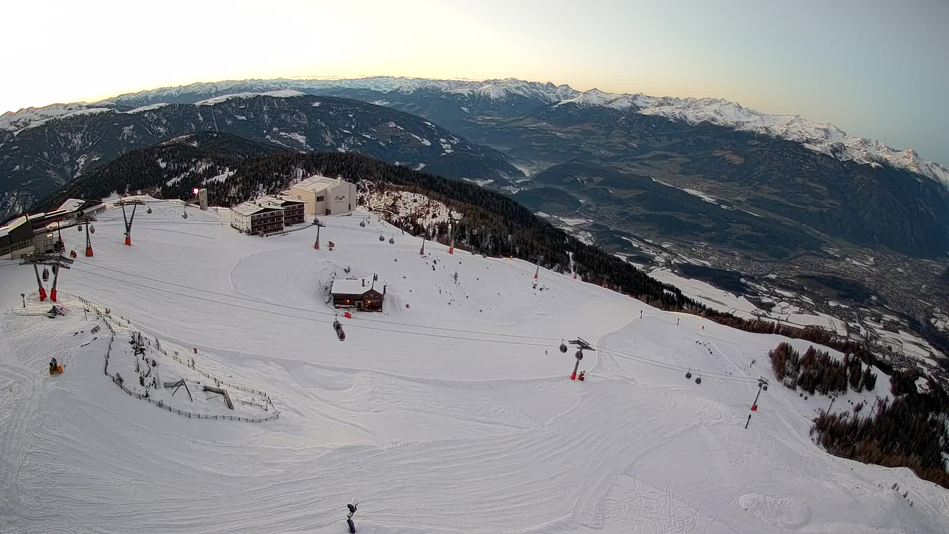 Cima estación de esquí Kronplatz | vista hacia Brunico
