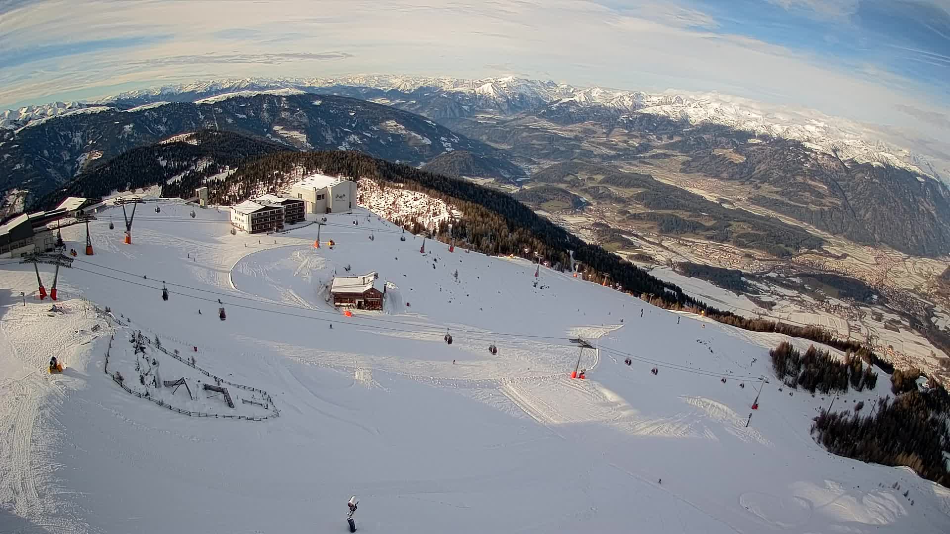 Cima estación de esquí Kronplatz | vista hacia Brunico