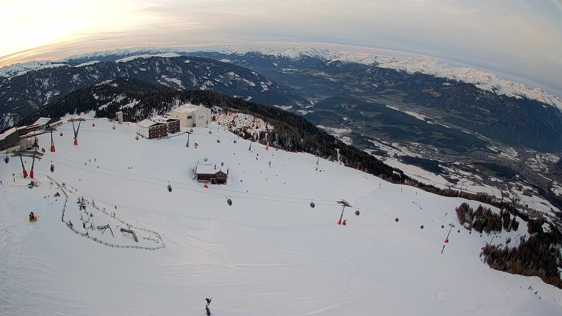 Cima estación de esquí Kronplatz | vista hacia Brunico