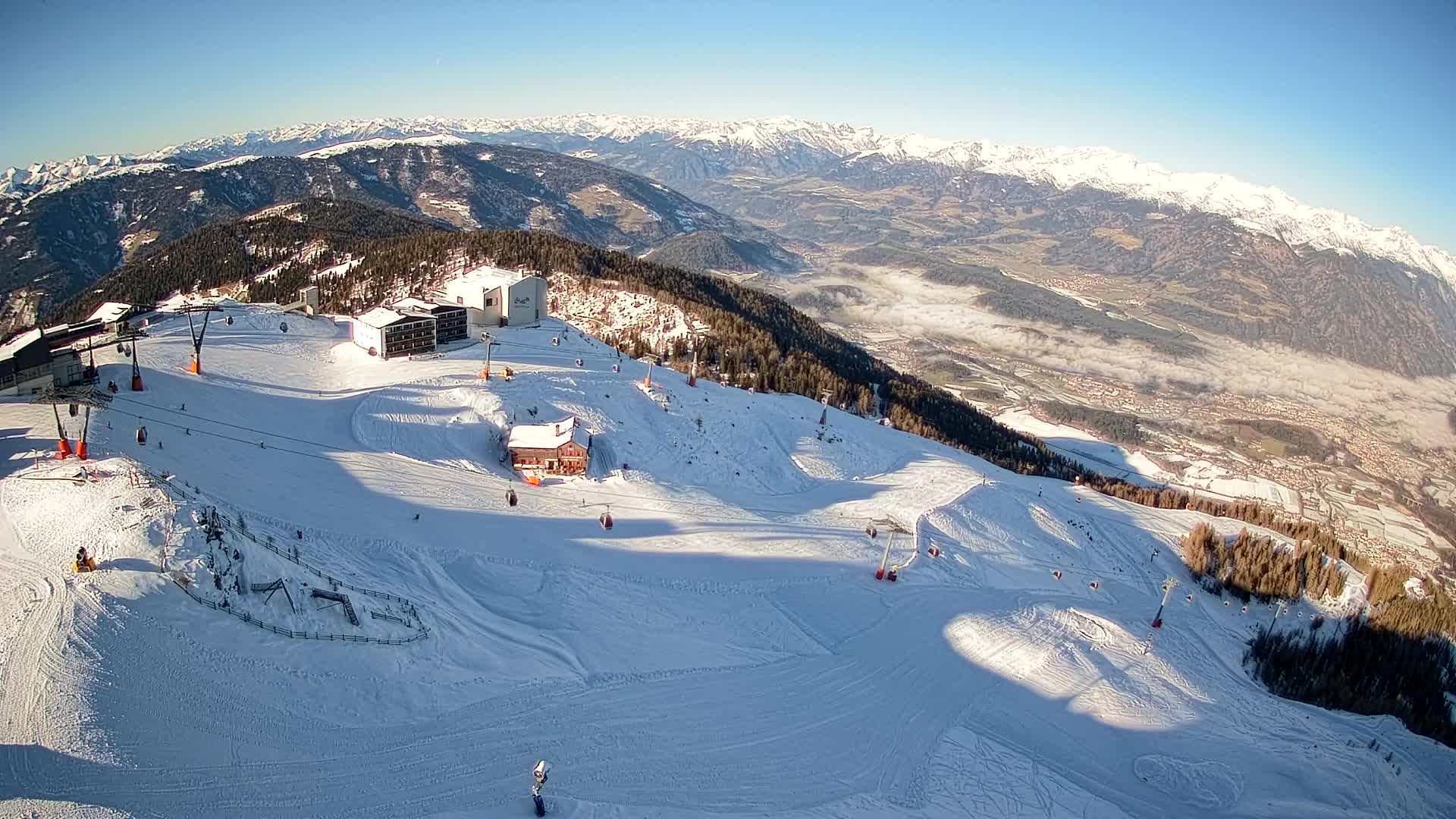 Cima estación de esquí Kronplatz | vista hacia Brunico