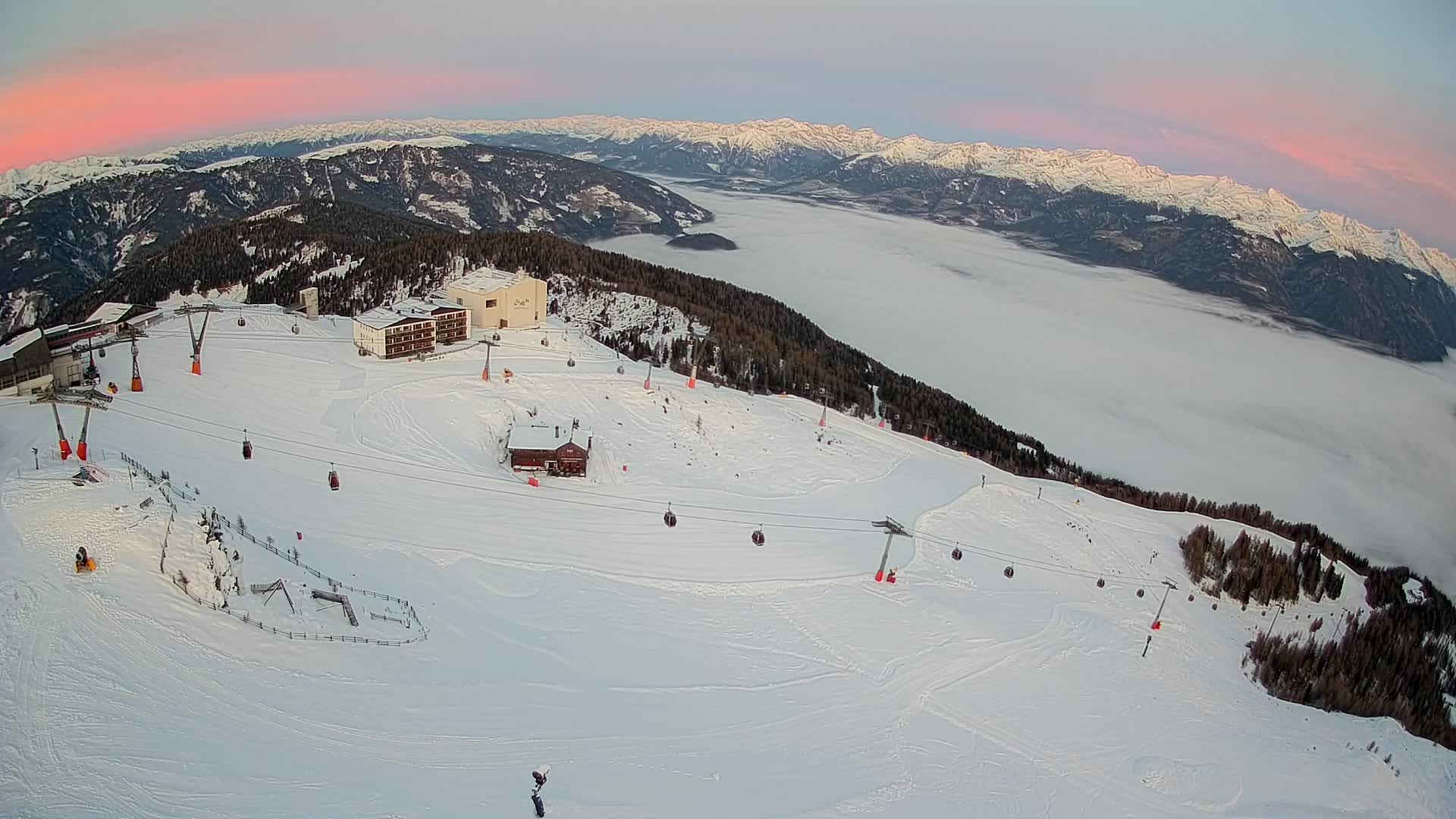 Cima estación de esquí Kronplatz | vista hacia Brunico