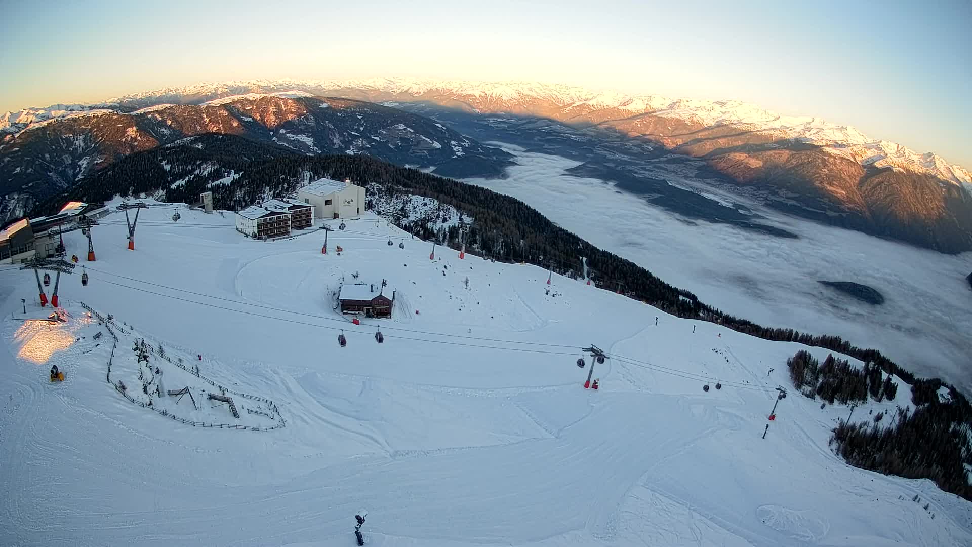Cima estación de esquí Kronplatz | vista hacia Brunico
