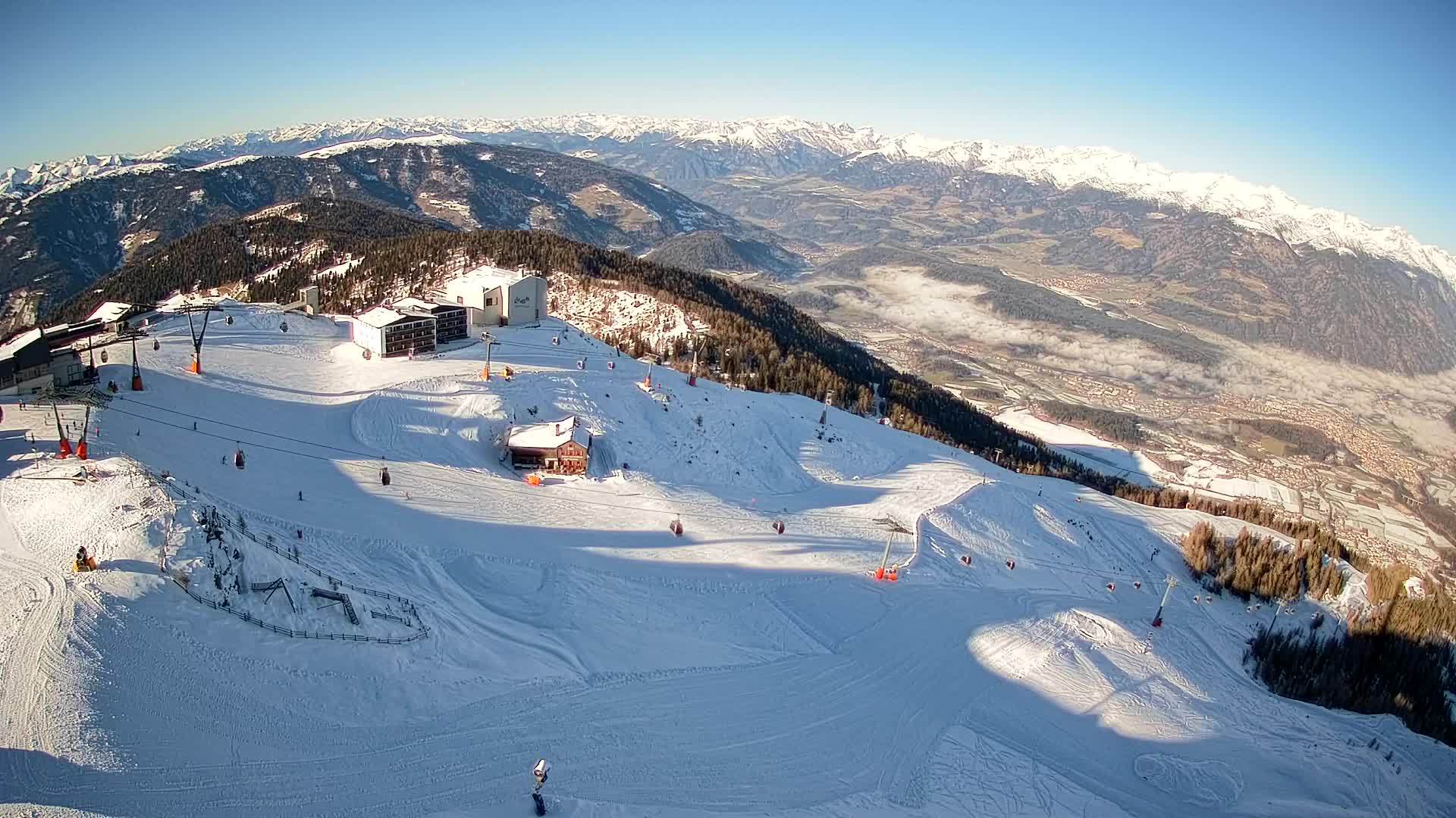 Cima estación de esquí Kronplatz | vista hacia Brunico