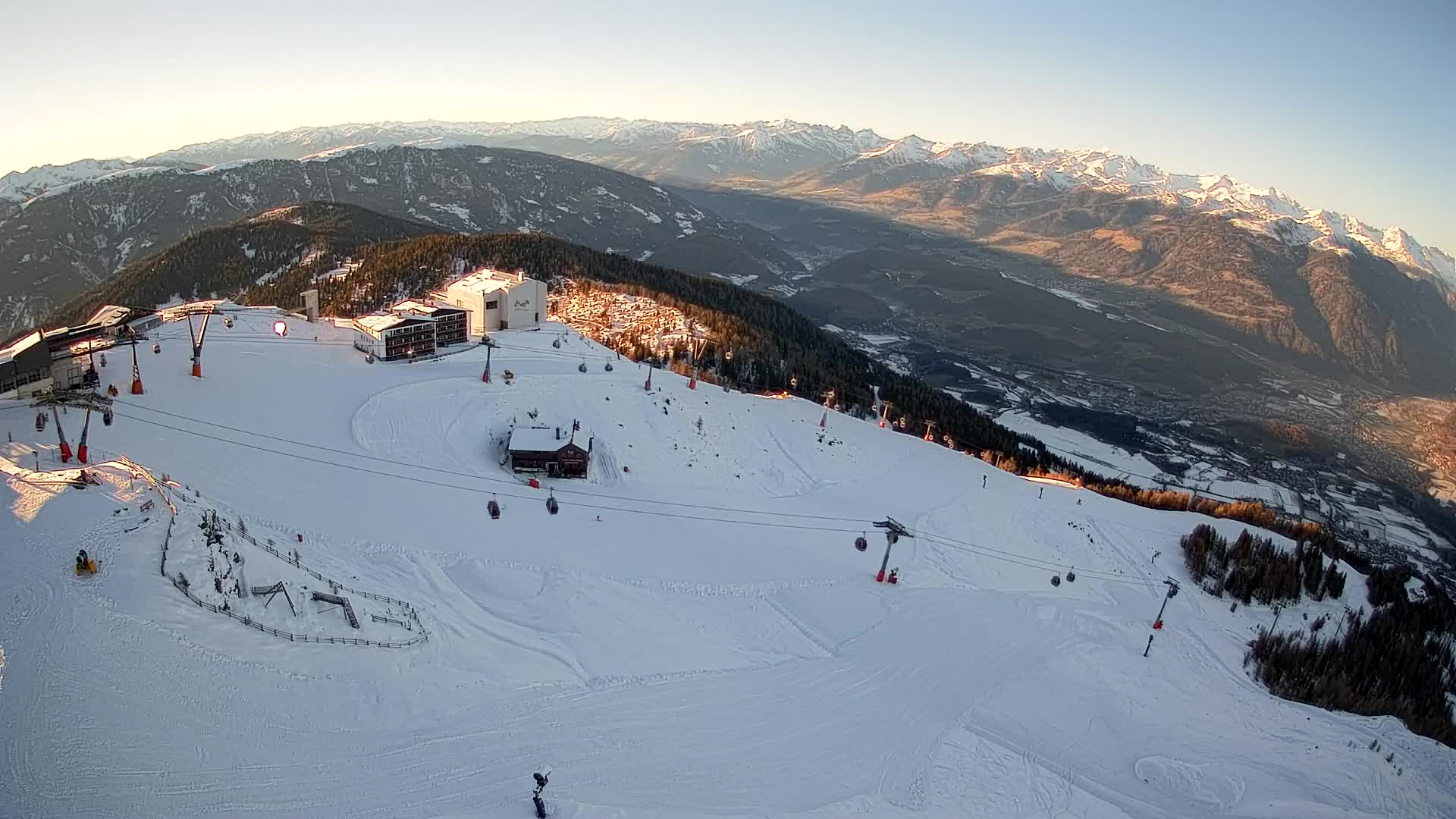 Cima estación de esquí Kronplatz | vista hacia Brunico