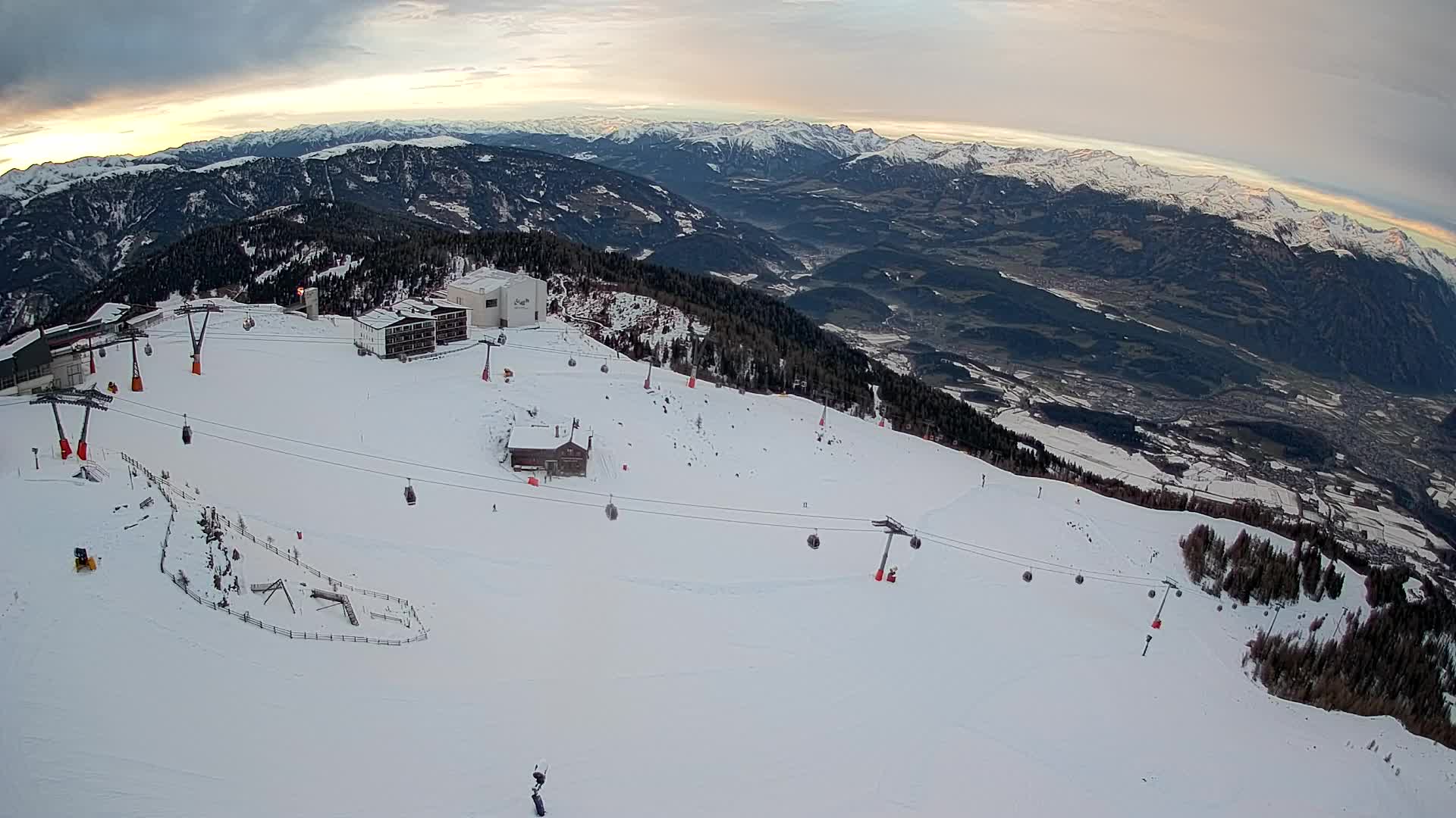 Cima estación de esquí Kronplatz | vista hacia Brunico