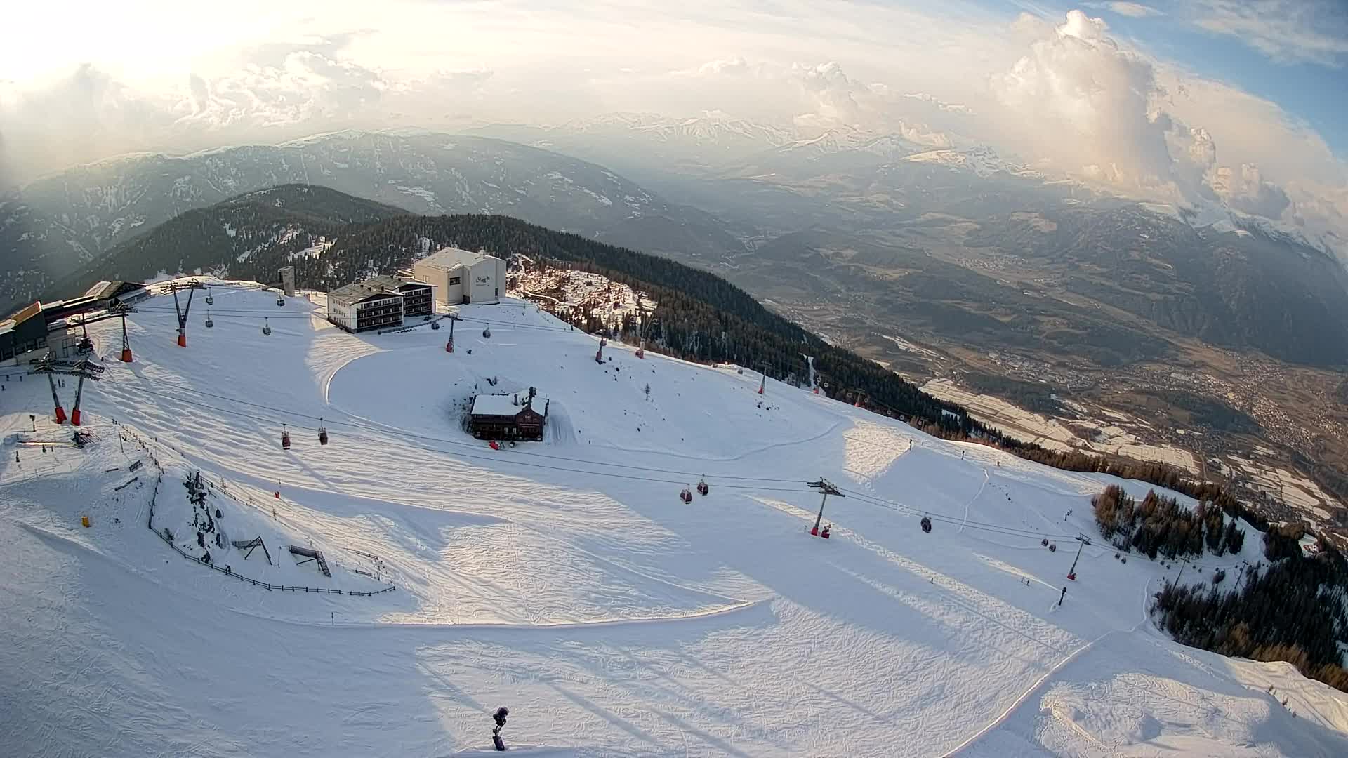 Cima estación de esquí Kronplatz | vista hacia Brunico