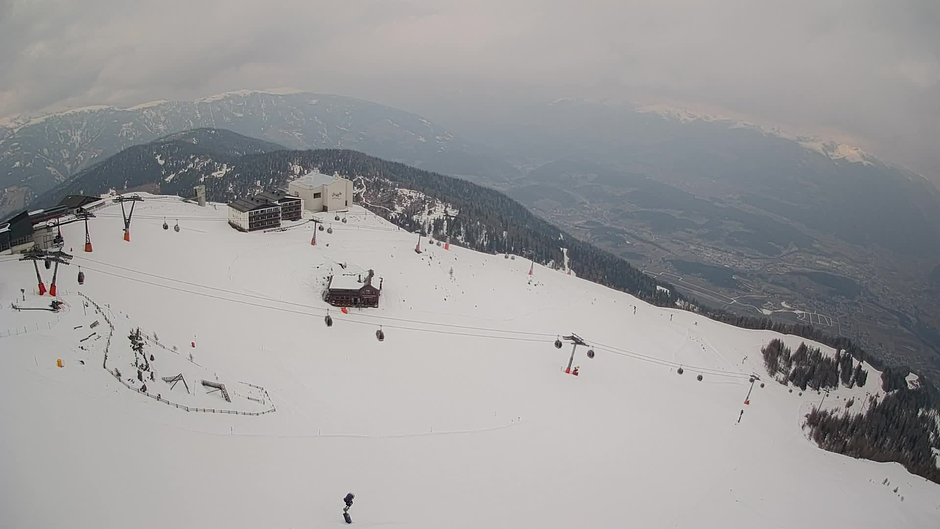 Cima estación de esquí Kronplatz | vista hacia Brunico