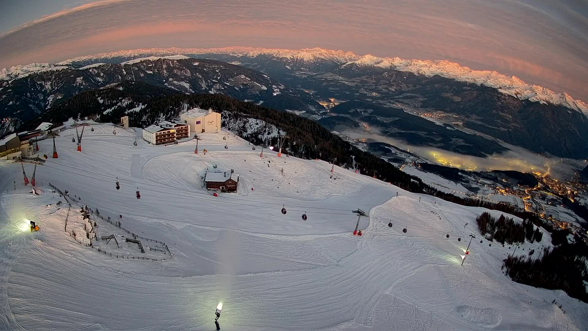 Cima estación de esquí Kronplatz | vista hacia Brunico