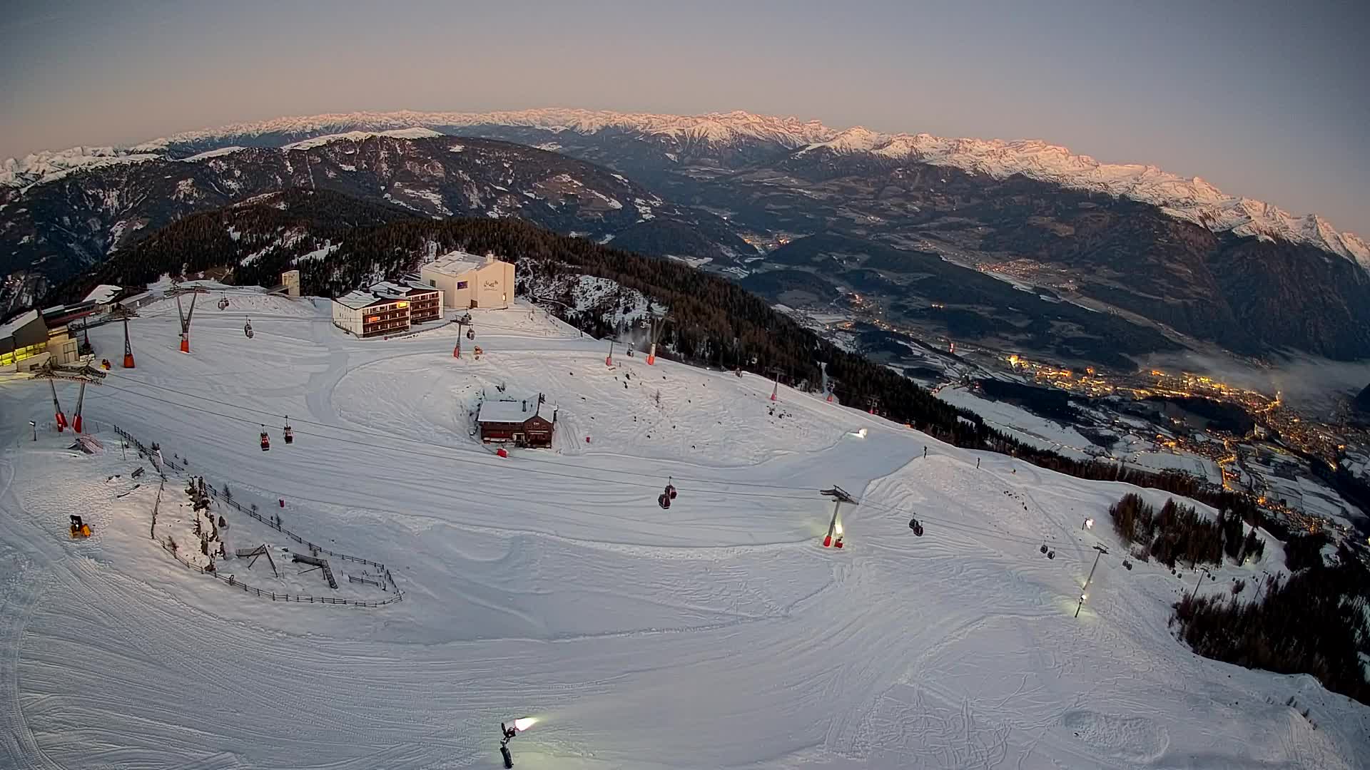 Cima estación de esquí Kronplatz | vista hacia Brunico