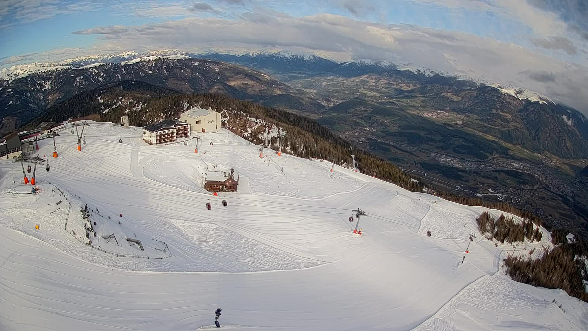 Cima estación de esquí Kronplatz | vista hacia Brunico