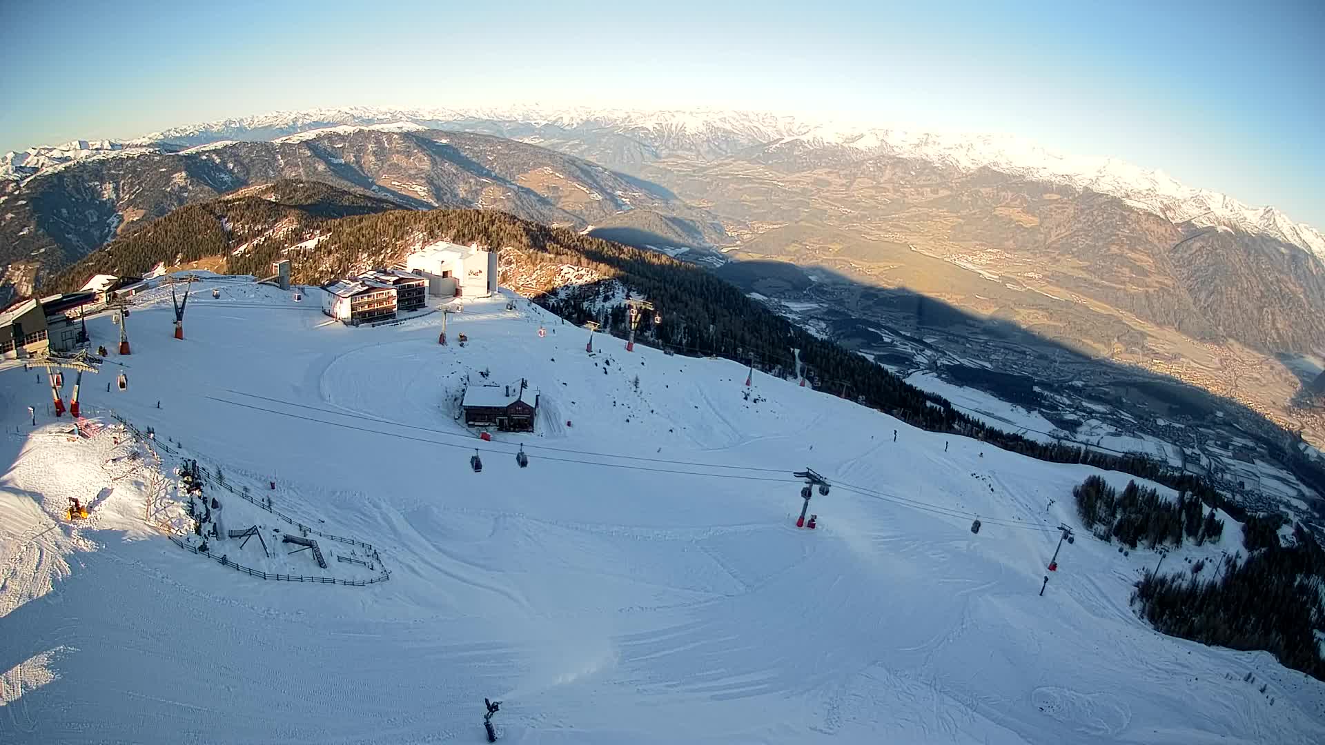 Cima estación de esquí Kronplatz | vista hacia Brunico