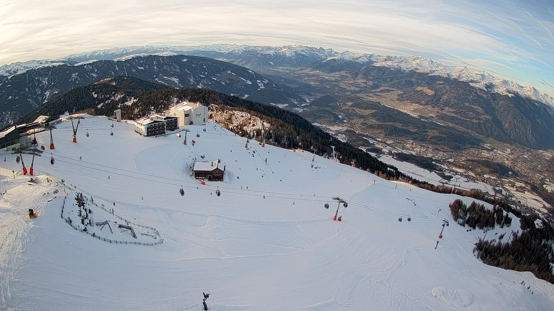 Cima estación de esquí Kronplatz | vista hacia Brunico