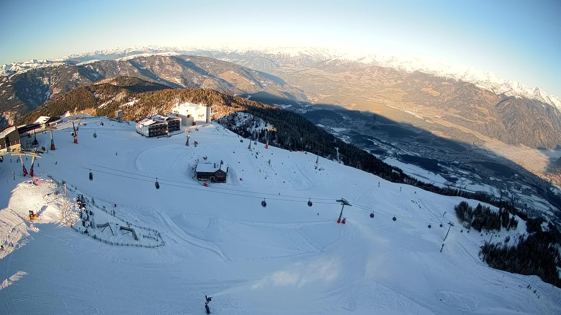 Cima estación de esquí Kronplatz | vista hacia Brunico