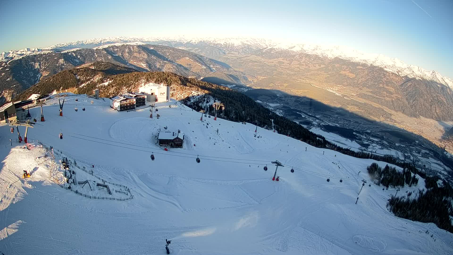 Cima estación de esquí Kronplatz | vista hacia Brunico