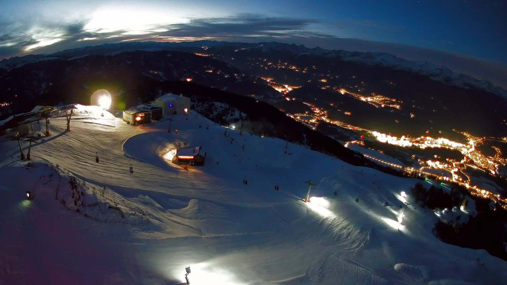 Cima estación de esquí Kronplatz | vista hacia Brunico