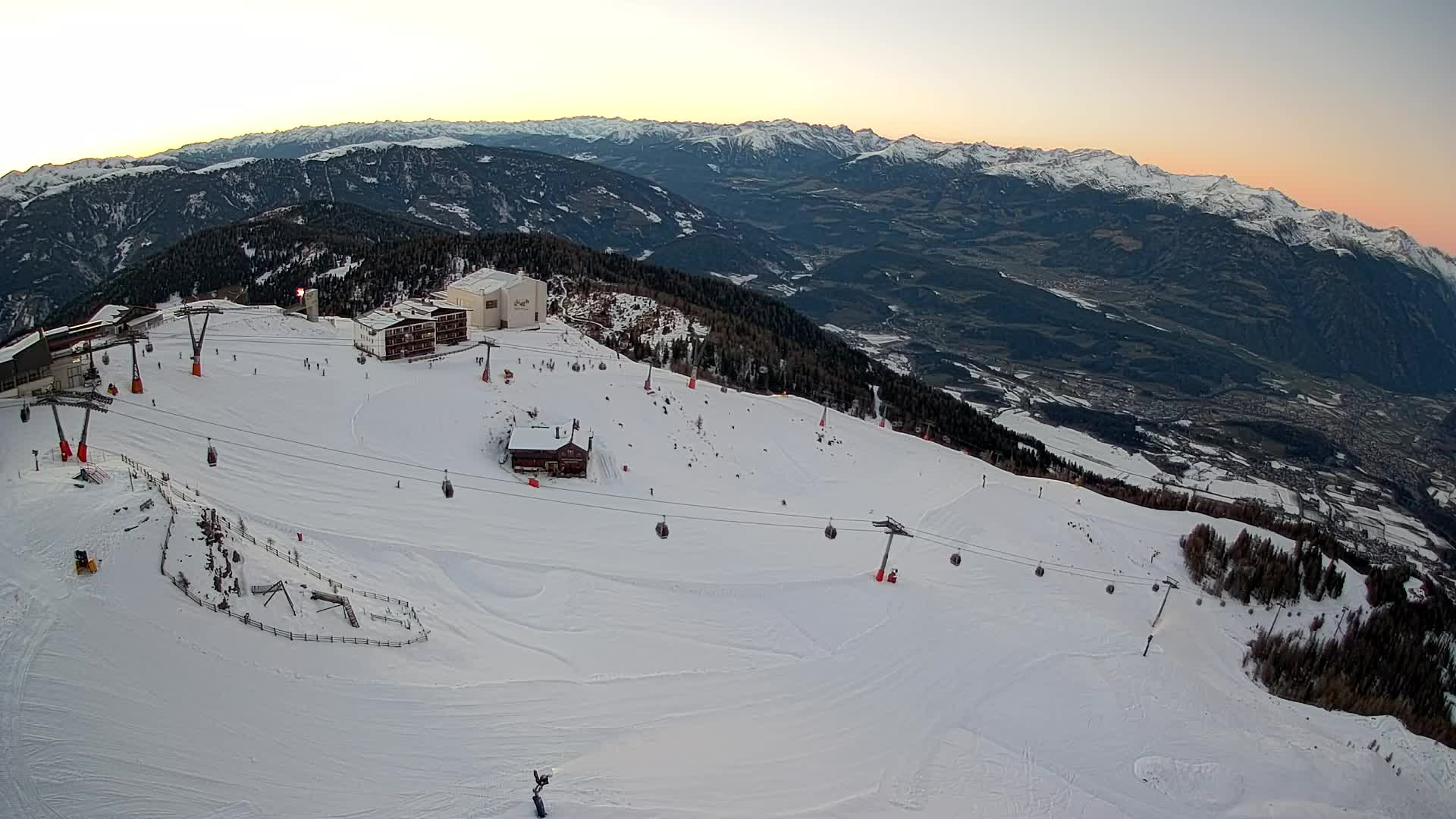 Cima estación de esquí Kronplatz | vista hacia Brunico