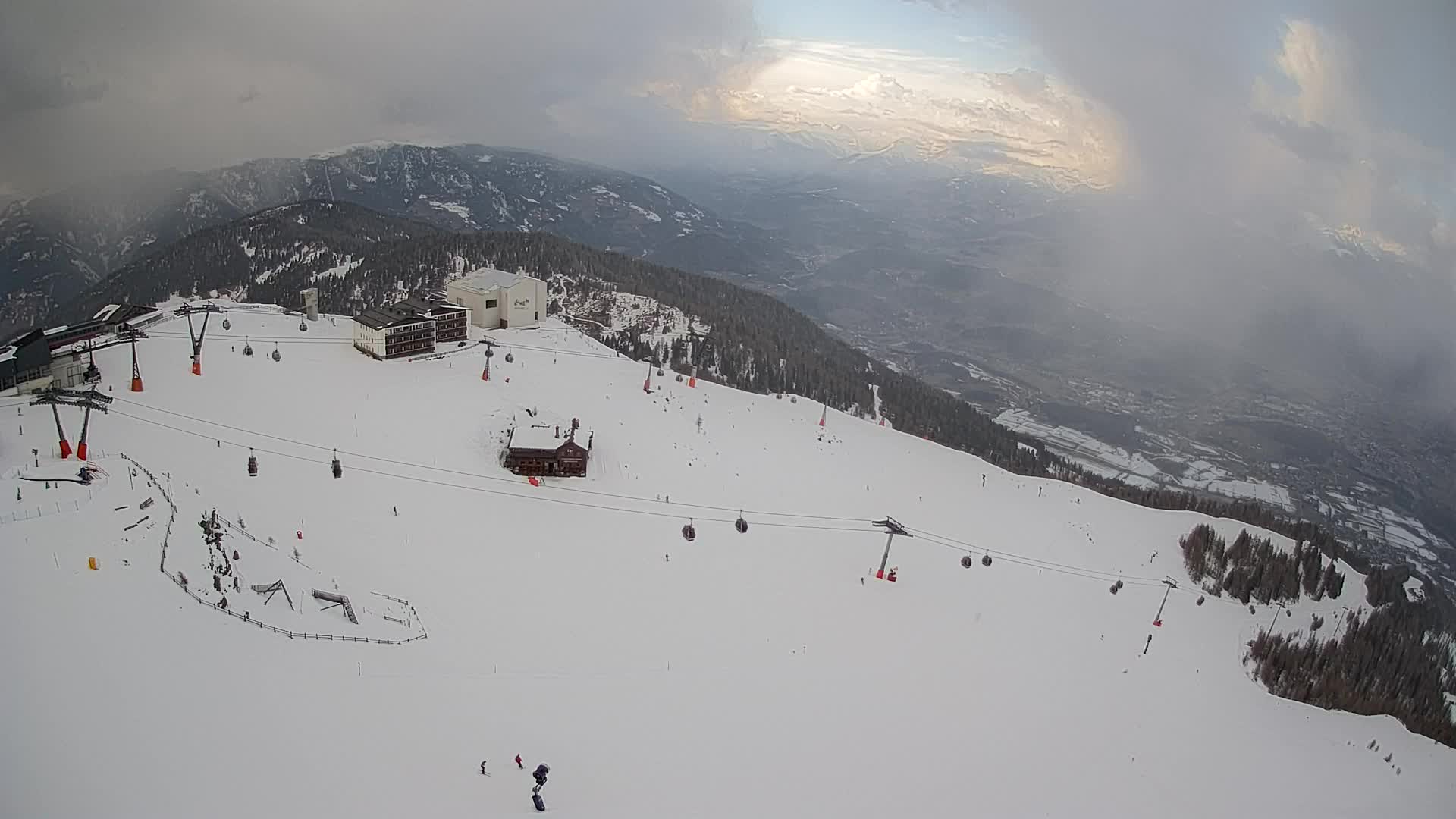 Cima estación de esquí Kronplatz | vista hacia Brunico