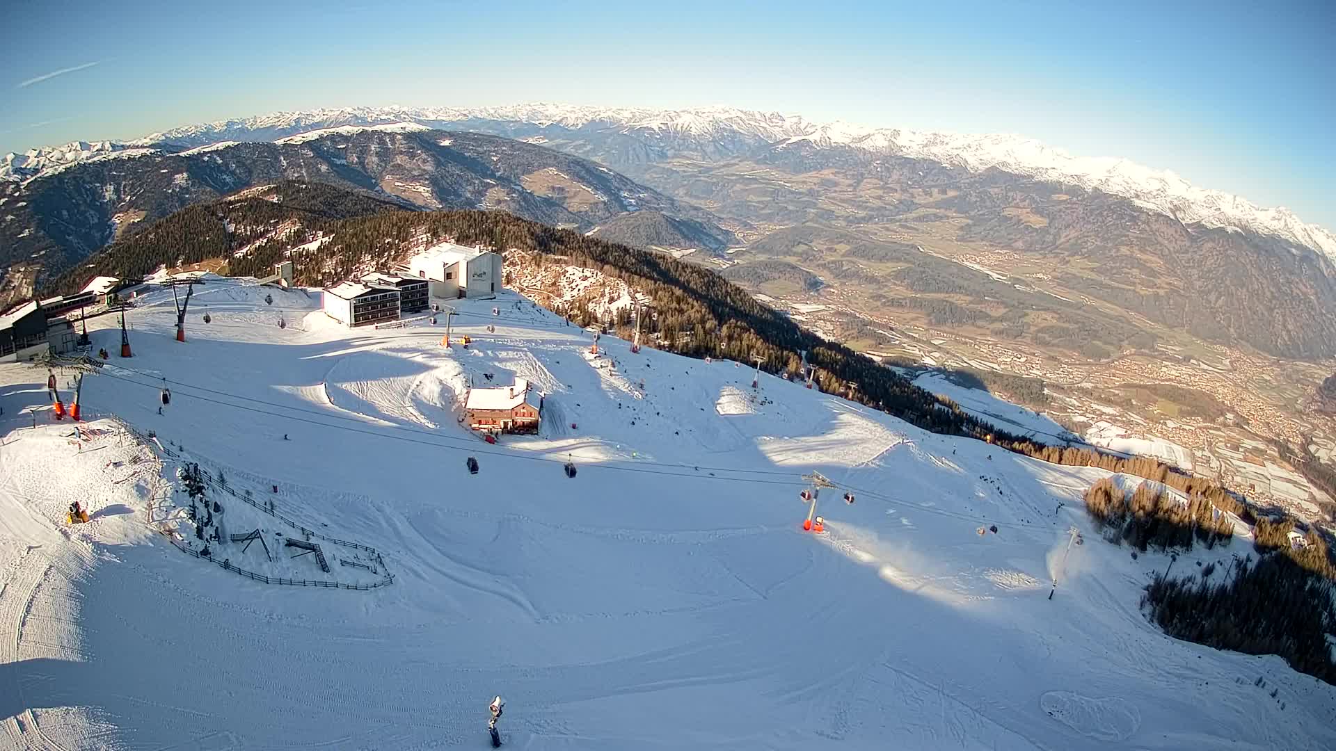 Cima estación de esquí Kronplatz | vista hacia Brunico