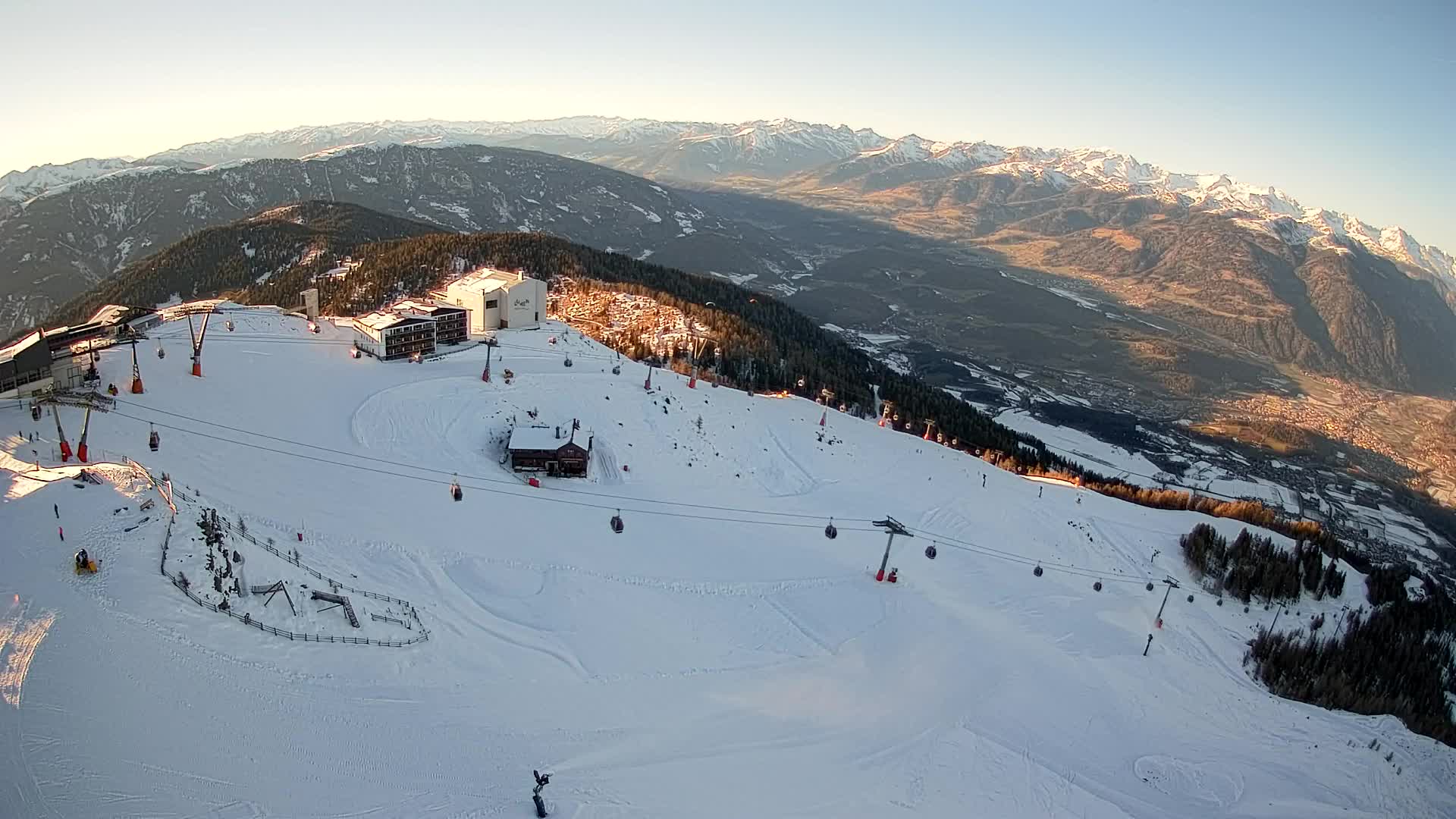 Cima estación de esquí Kronplatz | vista hacia Brunico