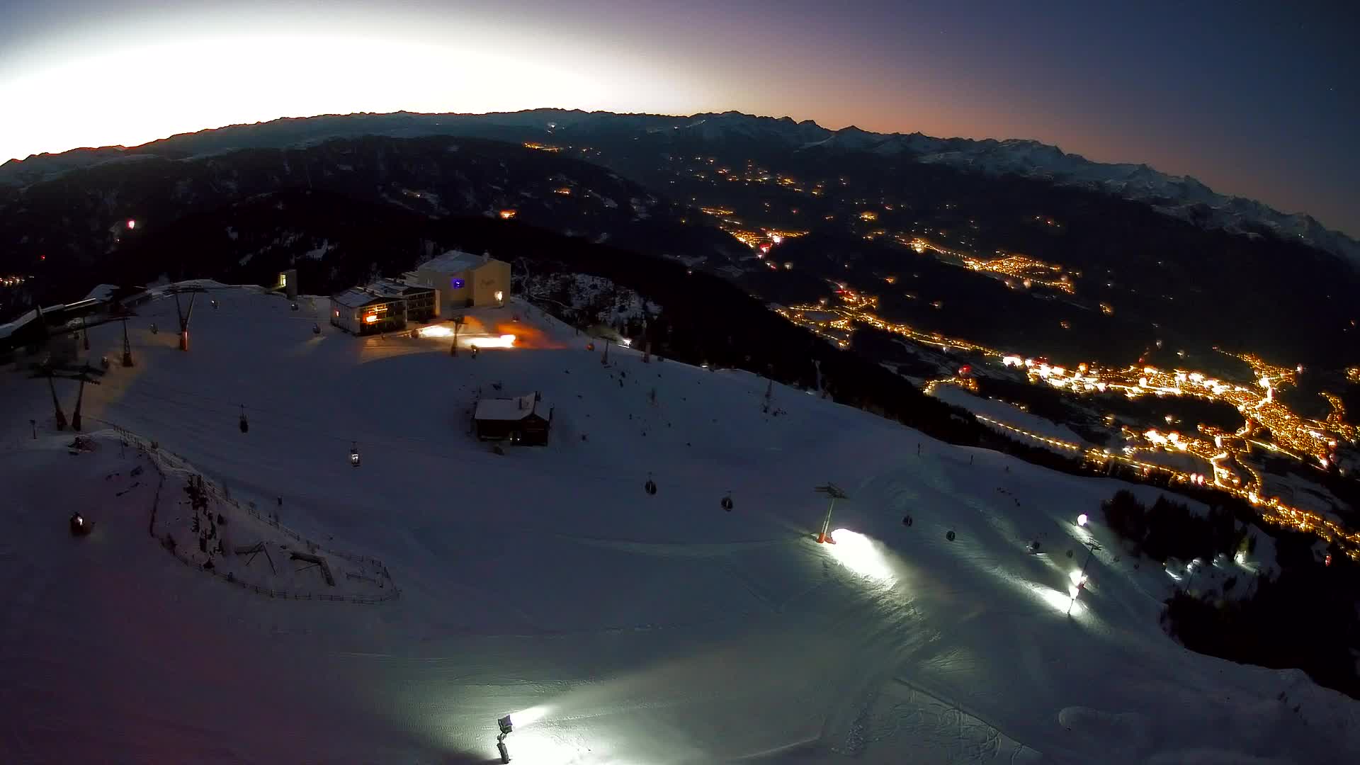 Cima estación de esquí Kronplatz | vista hacia Brunico