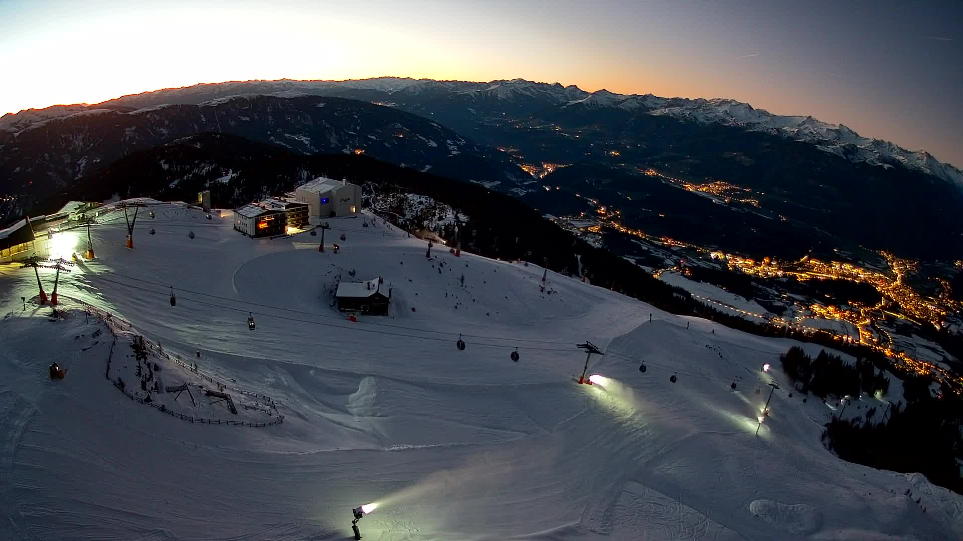 Cima estación de esquí Kronplatz | vista hacia Brunico