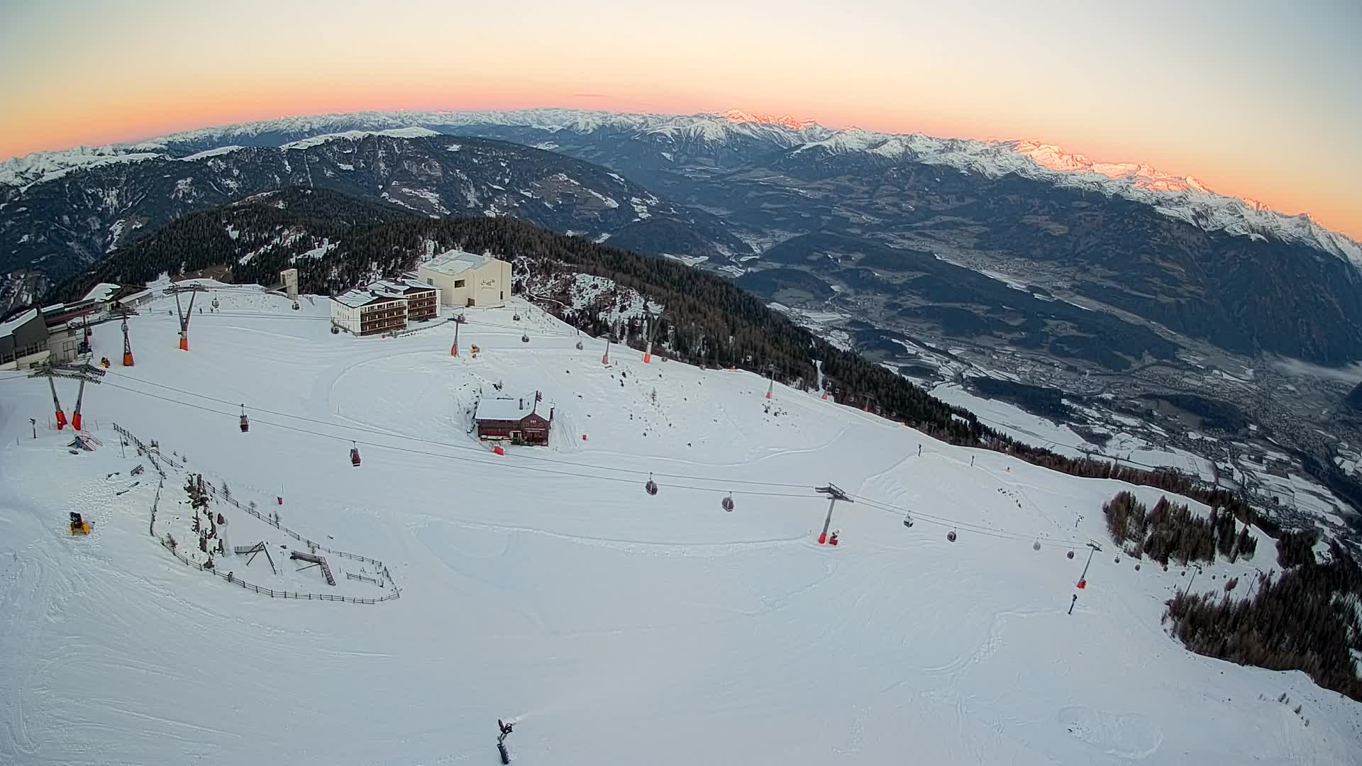Cima estación de esquí Kronplatz | vista hacia Brunico