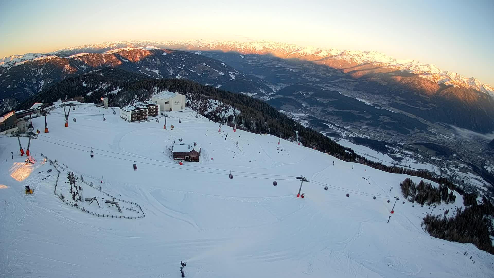 Cima estación de esquí Kronplatz | vista hacia Brunico