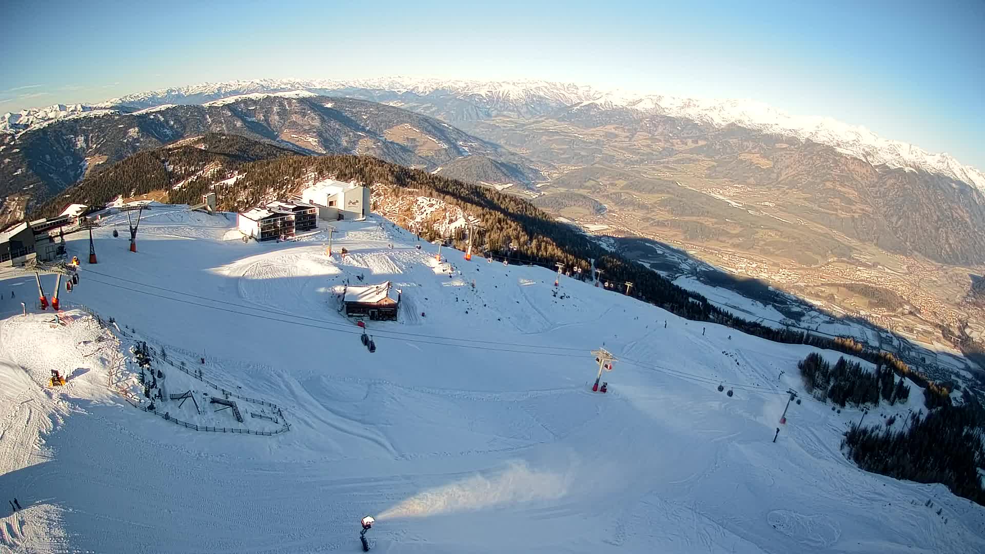 Cima estación de esquí Kronplatz | vista hacia Brunico