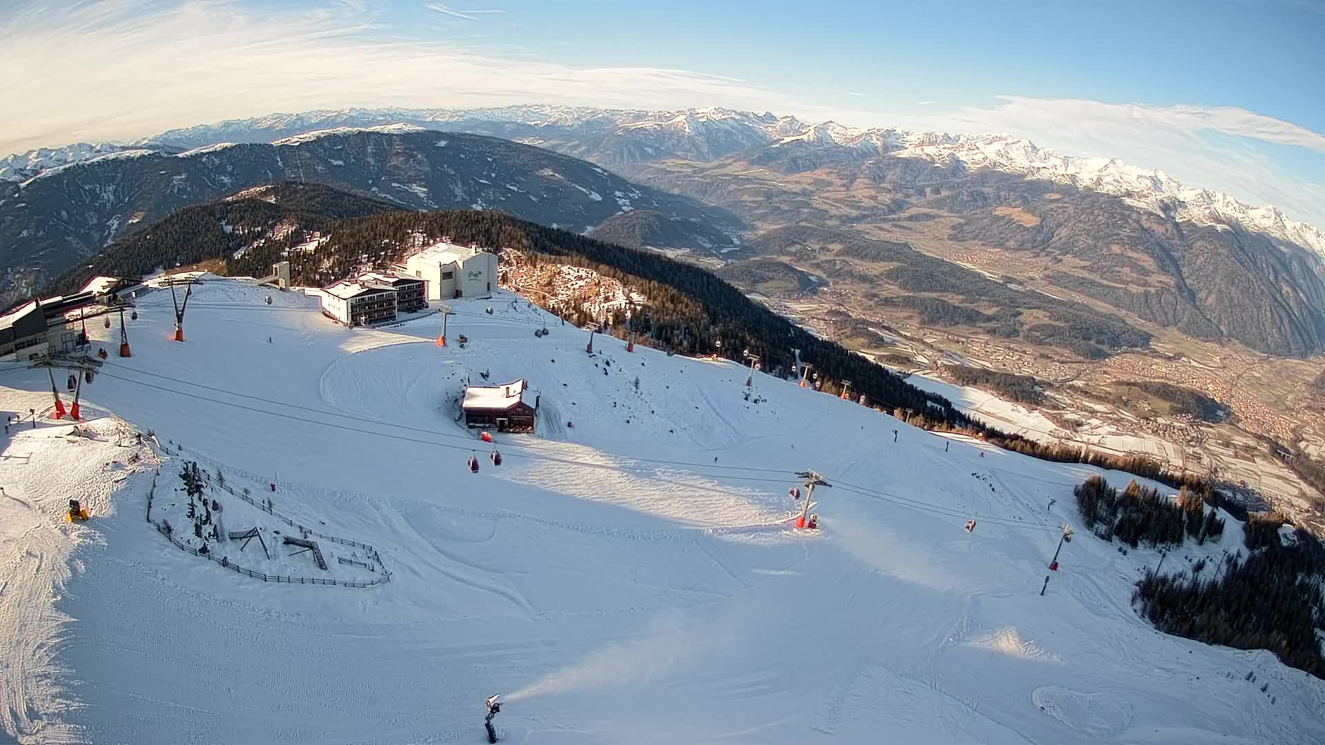 Cima estación de esquí Kronplatz | vista hacia Brunico