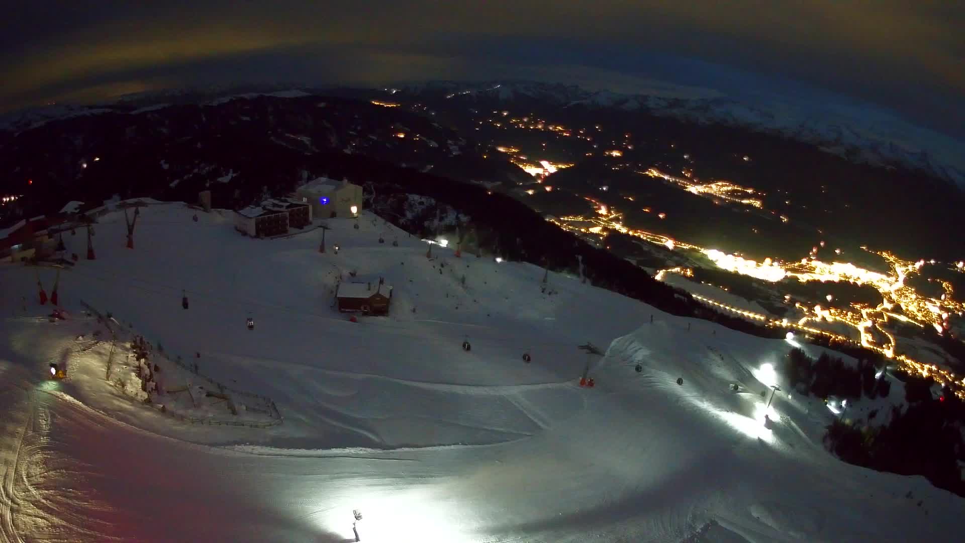 Cima estación de esquí Kronplatz | vista hacia Brunico