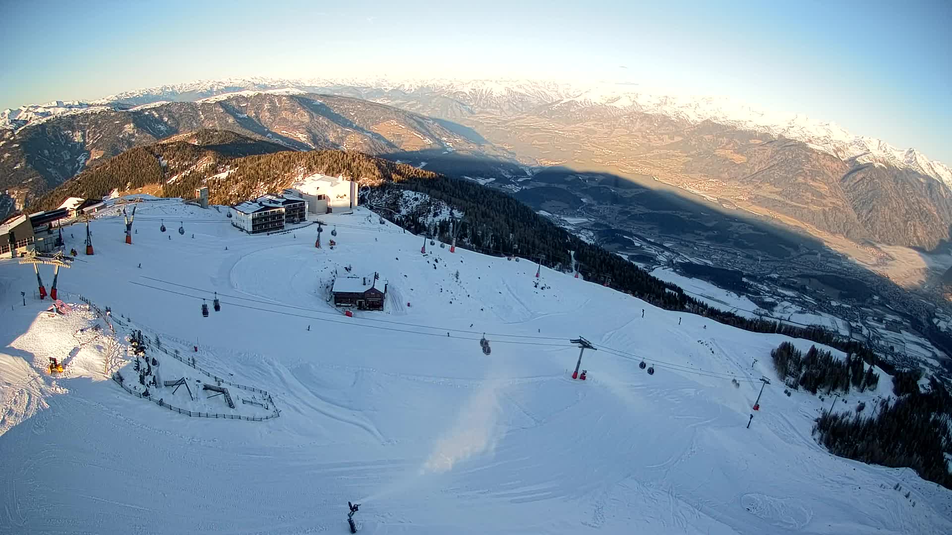 Cima estación de esquí Kronplatz | vista hacia Brunico