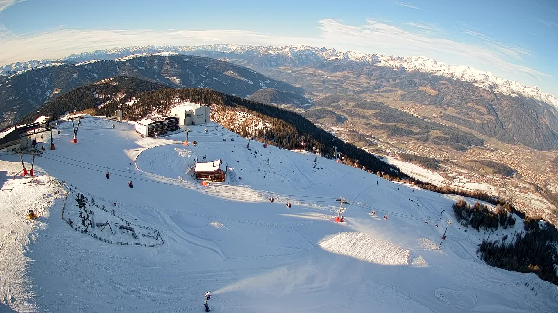 Cima estación de esquí Kronplatz | vista hacia Brunico