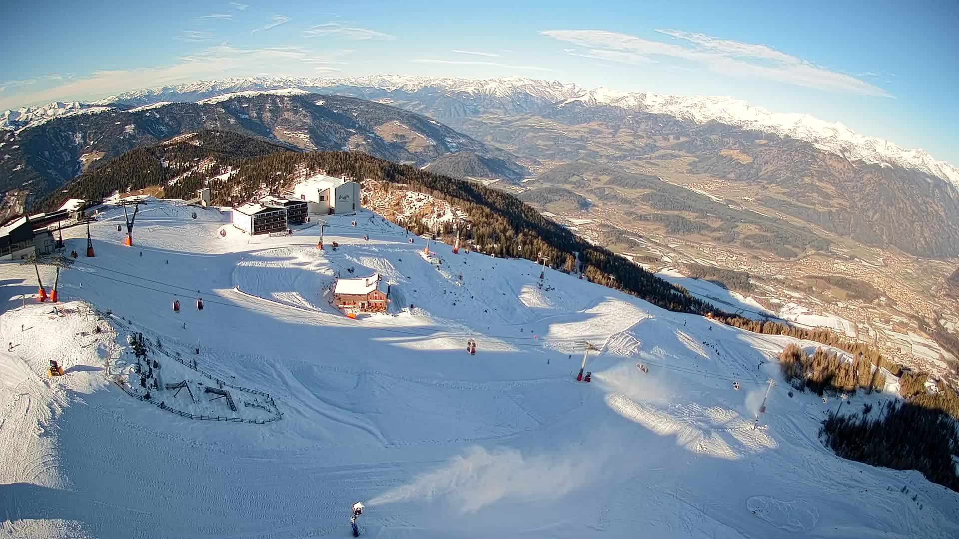 Cima estación de esquí Kronplatz | vista hacia Brunico