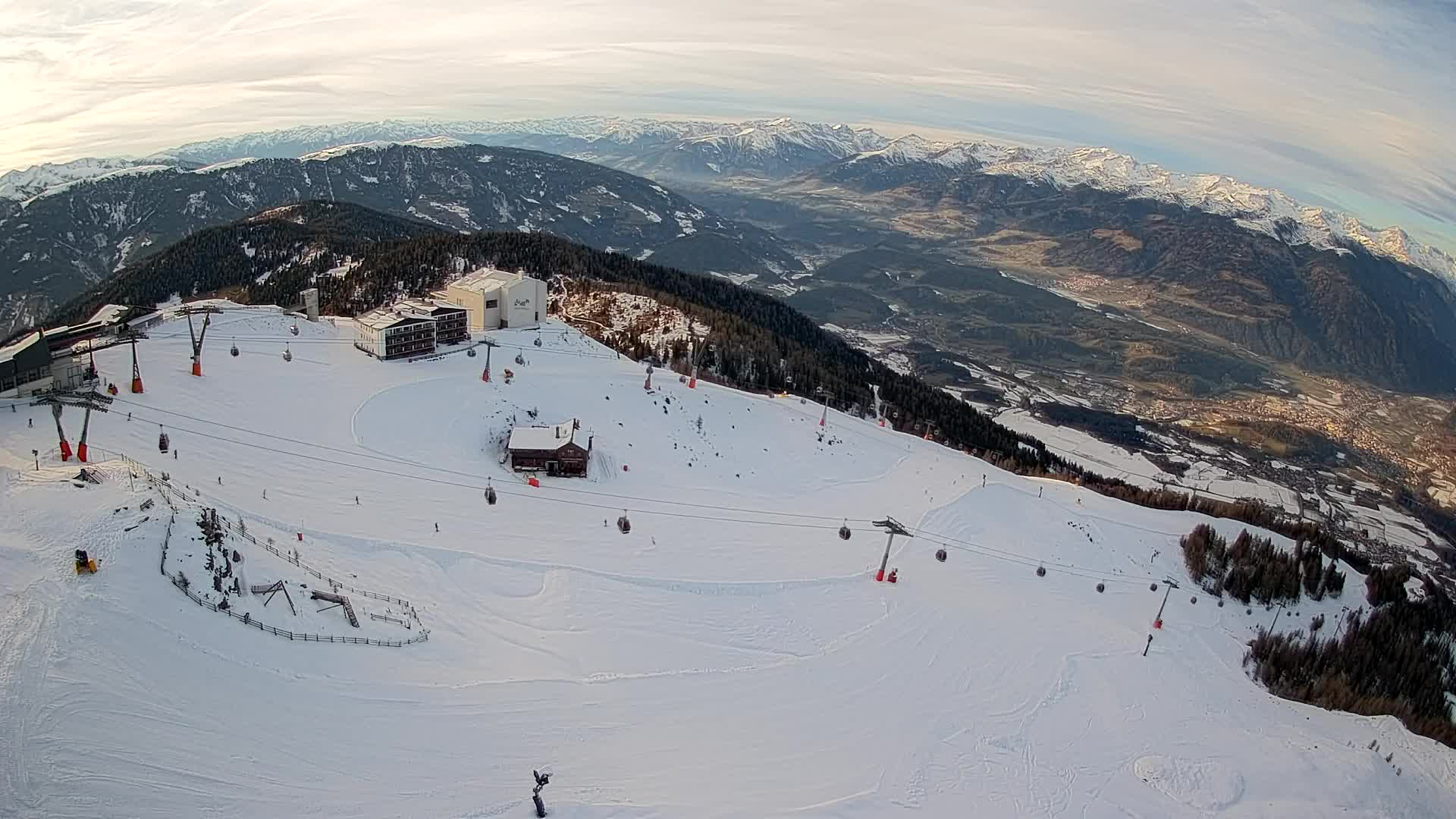 Cima estación de esquí Kronplatz | vista hacia Brunico